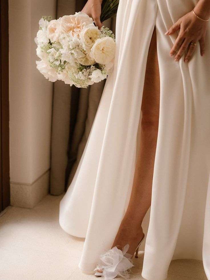 Bride holding a blush and ivory David Austin garden rose bouquet
